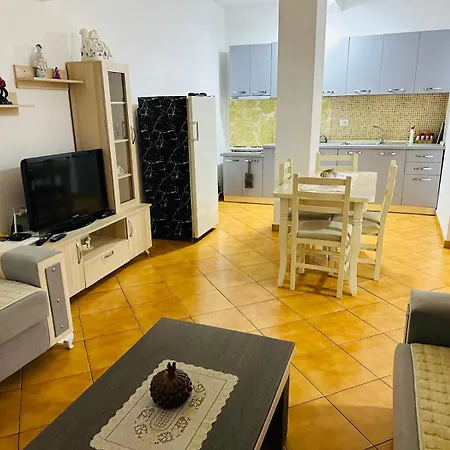 Spacious Coastal Retreat - Near Durres Daire *